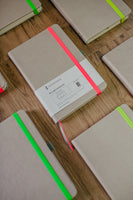 das Notizbuch für To-dos und dich motiviert bei deinen täglichen Aufgaben. Mit Kanban-Board vorne im Notizbuch. In bunten Neonfarben.